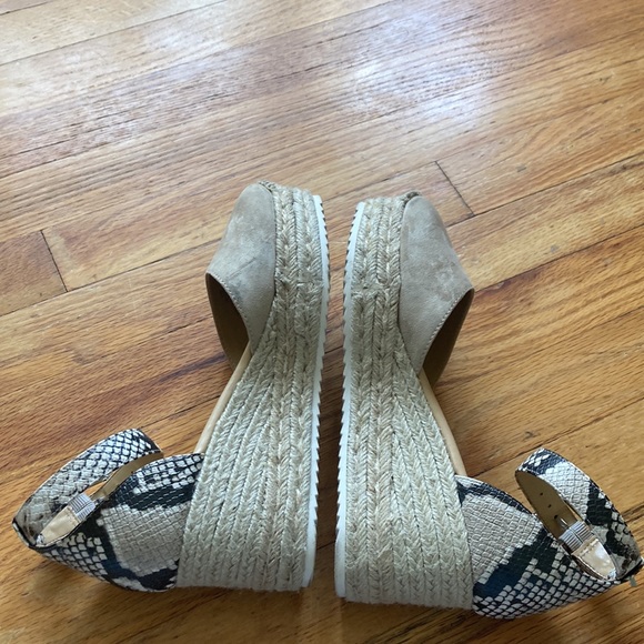 Nine West Straw Snake Skin Pattern Wedges - Picture 4 of 11